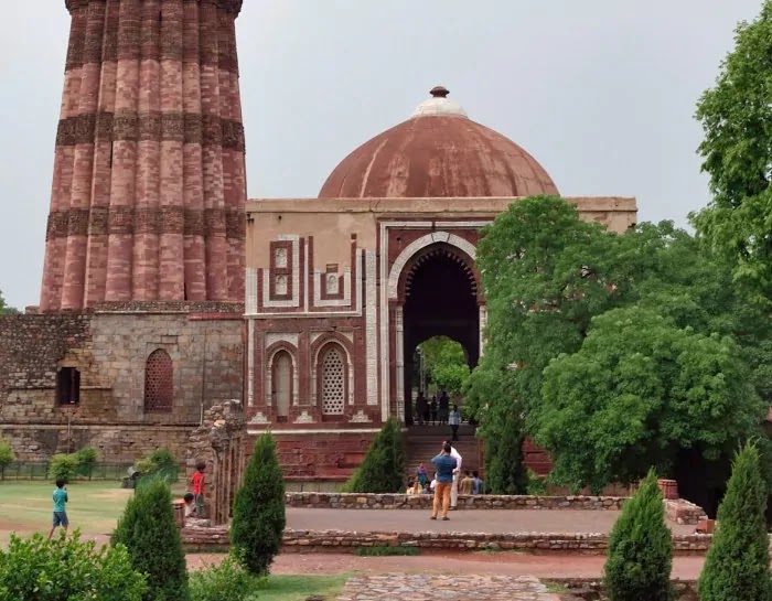 Quwwat-Ul-Islam Mosque - Qutub Minar Travel Guide Quwwat-Ul-Islam Mosque - Qutub Minar Travel Guide